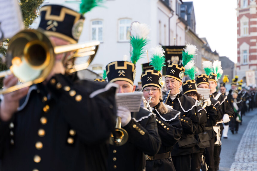 Bläser spielen auf einer Bergparade.