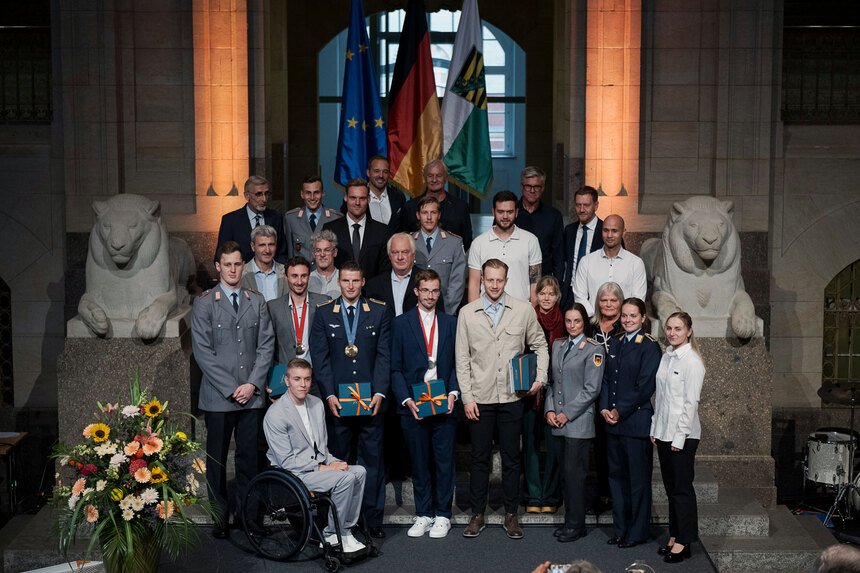 Ein Gruppenfoto von Ministerpräsident Kretschmer mit Sportlerinnen und Sportlern sowie Funktionärinnen und Funktionären.