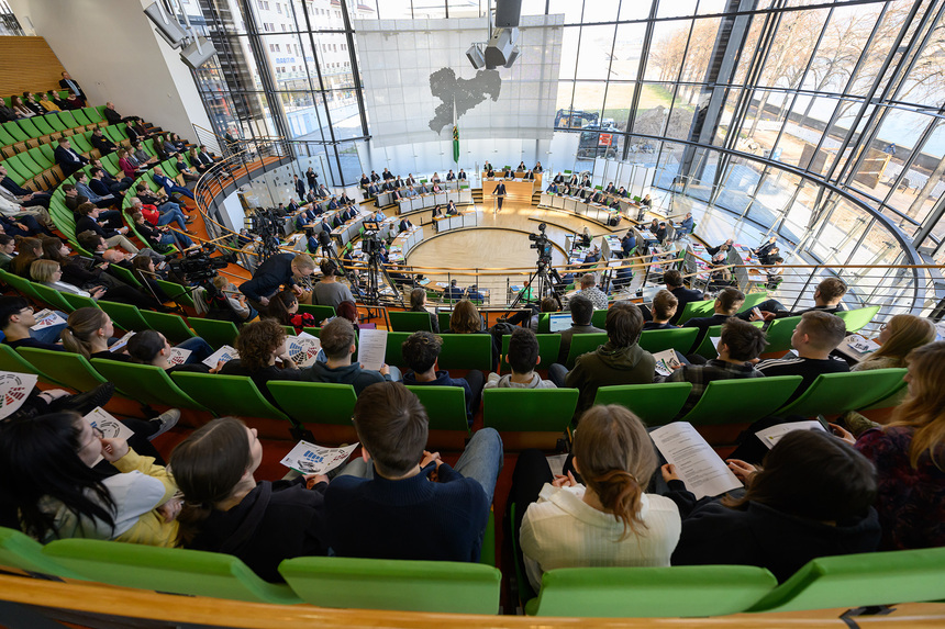 Blick in das Plenum des Sächsischen Landtags von der Besuchertribüne.