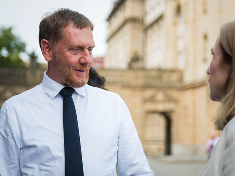 Ein Mann spricht mit einer Frau.